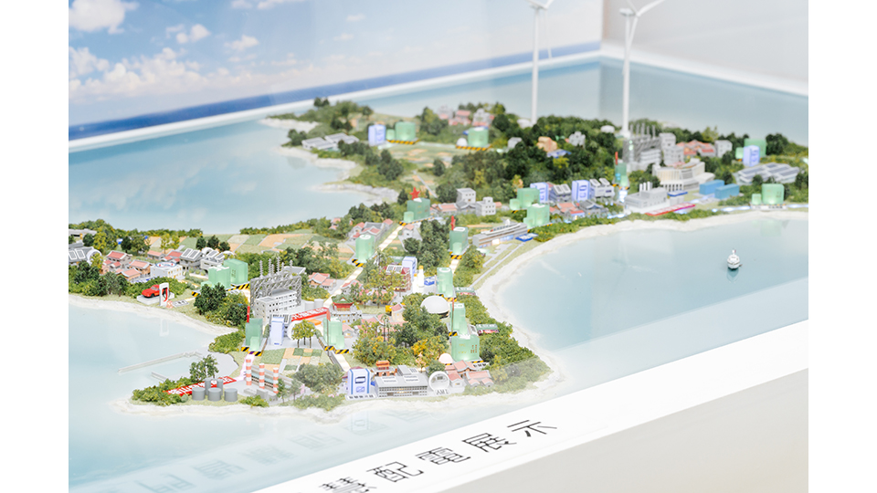 台電自2018年起，耗時3年為金門打造智慧電網，成為引領永續未來的示範場域（圖為位於金門區處智慧電網展示中心的互動式島嶼模型）。